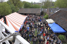 853430 Afbeelding van het publiek bij het 5e Utrechtse Bierbrouwers Festival, op het terrein van Molen de Ster (Molenpark 3).